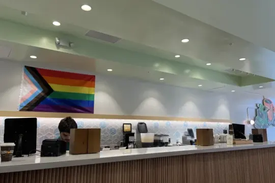 加州咖啡连锁Philz拟撤店内骄傲旗帜引发反弹，逾4000人签署请愿