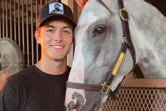 我26岁，通过社交媒体推广获得赛马股份，赚了2.5万美元——还结识了全球最有权势的人