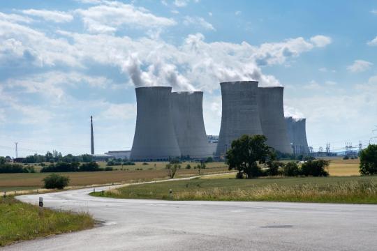 人工智能热潮推高用电需求 数据中心扩张或加深化石燃料依赖