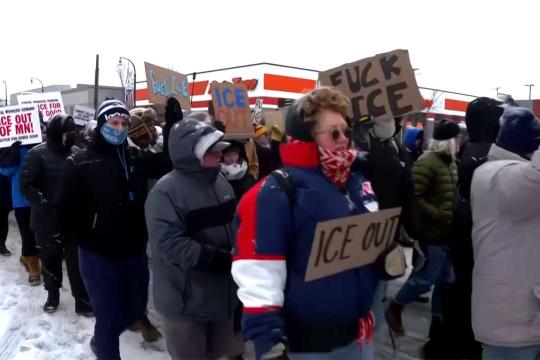 白宫发布经数字处理的反ICE抗议者被捕照引争议，官方回应称“表情包将继续”