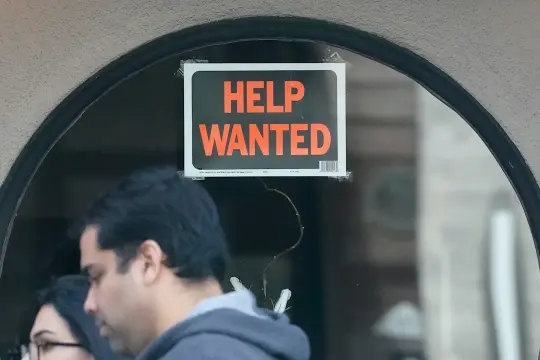 美国11月职位空缺降至近五年次低 就业市场延续“低招聘、低解雇”格局