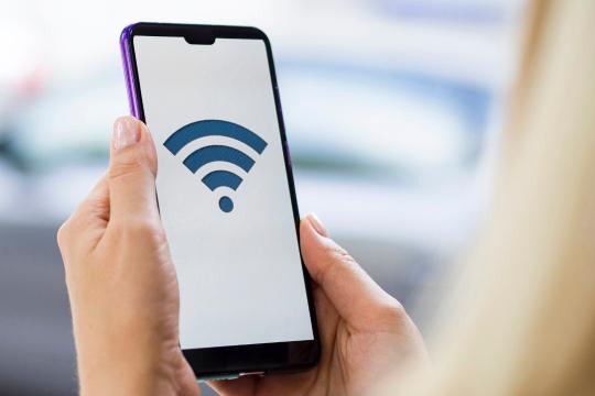 Li-Fi技术加速走向商用：以可见光传输数据，宣称速度可达Wi‑Fi的100倍