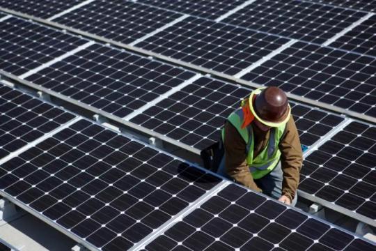 彭博新能源财经：2035年太阳能将成全球最大电力来源 但数据中心需求支撑化石燃料发电