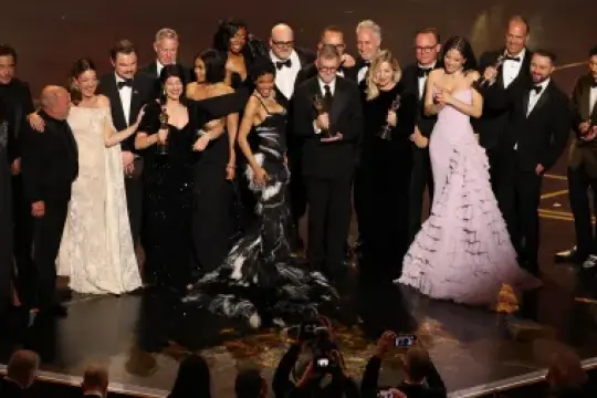 《莎翁情史》1999年最佳影片获奖如何激励制片人工会25年努力回答一个问题：谁是真正的制片人？