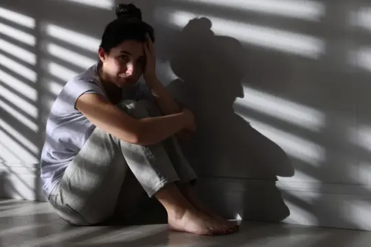 研究综述提示：AI聊天机器人或在易感人群中助长妄想思维