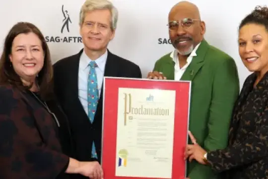在与制片厂和流媒体平台谈判暂缓期间，SAG-AFTRA领导人与纽约官员及众议员杰罗尔德·纳德勒共庆“摇滚城市”活动