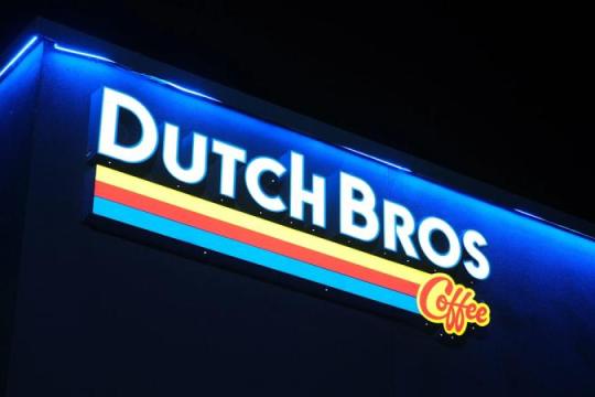 Dutch Bros公布强劲季度业绩 并上调至2029年门店扩张目标